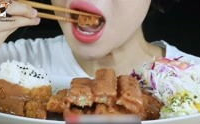 吃冰淇淋东北小姐姐视频,笑颜如花，夏日清凉瞬间传递