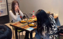 小姐姐跺脚笑,小姐姐的甜美瞬间