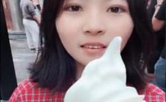 吃冰淇淋东北小姐姐视频,笑颜如花，夏日清凉瞬间传递