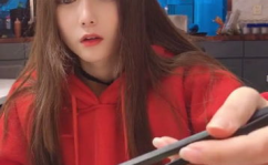 美女和小姐姐吃陕菜视频,美味佳肴尽收眼底