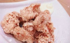 美食小姐姐吃炸鸡块图片,美食小姐姐的味蕾盛宴