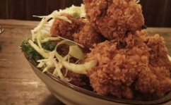 美食小姐姐吃炸鸡块图片,美食小姐姐的味蕾盛宴