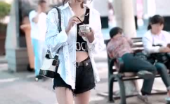 吃冰淇淋东北小姐姐视频,笑颜如花，夏日清凉瞬间传递