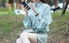 小姐姐看手机的照片,小姐姐的瞬间光影
