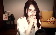 声控化妆助眠红衣小姐姐,红衣小姐姐引领时尚化妆新潮流