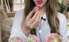 草莓小姐姐和橙子小姐姐,甜蜜碰撞，共绘美好篇章